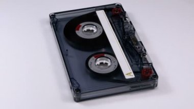 Vintage şeffaf ses kaset beyaz arka plan üzerinde döner