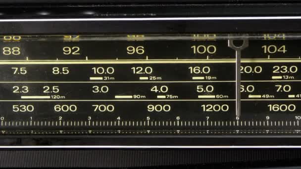 빈티지 수신기의 규모에 아날로그 라디오 다이얼 주파수 튜닝 — 비디오