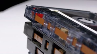 Beyaz bir arka plan üzerinde ses kasetleri yığını