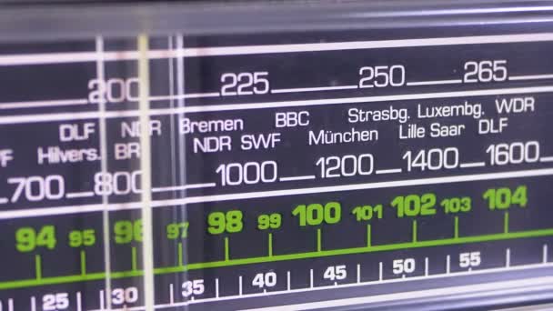 Tuning analoge wijzerplaat radiofrequentie op schaal van de Vintage ontvanger — Stockvideo