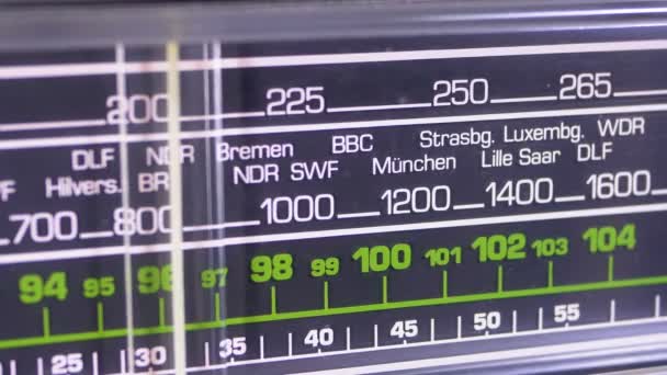 Tuning Analog Radio Dial frekvens skala av Vintage mottagare — Stockvideo