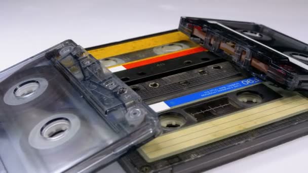 Quatre cassettes audio tournent sur fond blanc — Video