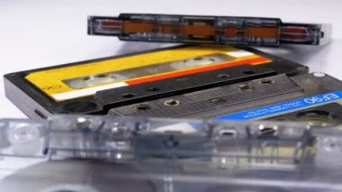 Dört ses kasetleri beyaz arka plan üzerinde döndürme