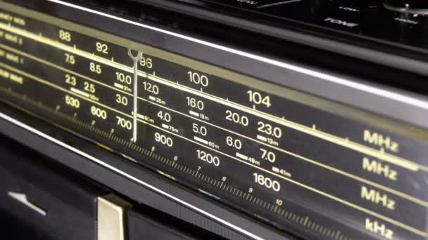 Tuning analoge wijzerplaat radiofrequentie op schaal van de Vintage ontvanger — Stockvideo