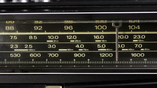 在老式接收机的刻度上调整模拟无线电拨号频率 — 图库视频影像