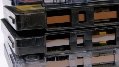 Beyaz bir arka plan üzerinde ses kasetleri yığınını döndürür