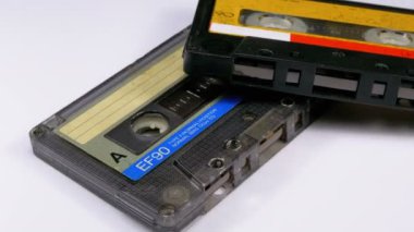 Beyaz arka plan üzerinde iki Vintage ses kaset döner