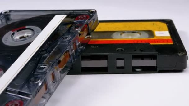 Due cassette audio Vintage ruota su sfondo bianco — Video Stock