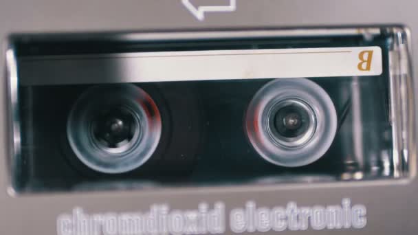 Riavvolgere un nastro audio inserito in un registratore — Video Stock