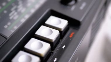 Kayıttan yürütme denetimi düğmeleri bir Retro radyo alıcısı