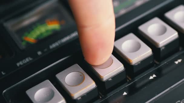 在复古磁带记录仪上按播放按钮。晶体管复古收音机. — 图库视频影像