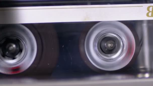 Rembobiner une cassette audio insérée dans un magnétophone — Video