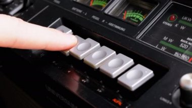 İterek Play, Stop, Rec, ff, Rew bir teyp düğmeleri