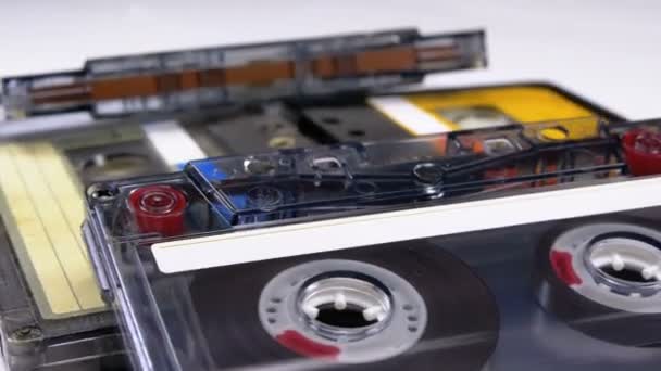 Quattro cassette audio ruotano su sfondo bianco — Video Stock