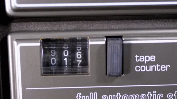 Räknare av Audio kassetten i kassettdäck brännaren roterande — Stockvideo