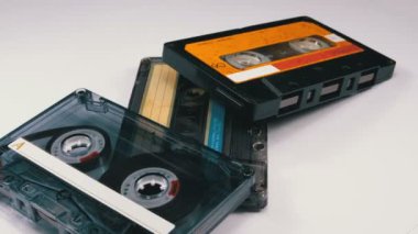 Beyaz arka plan üzerinde üç Vintage ses kasetleri döndürmek