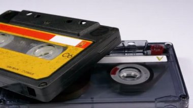 Beyaz arka plan üzerinde iki Vintage ses kaset döner