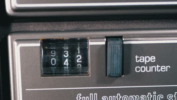 Räknare av Audio kassetten i kassettdäck brännaren roterande — Stockvideo