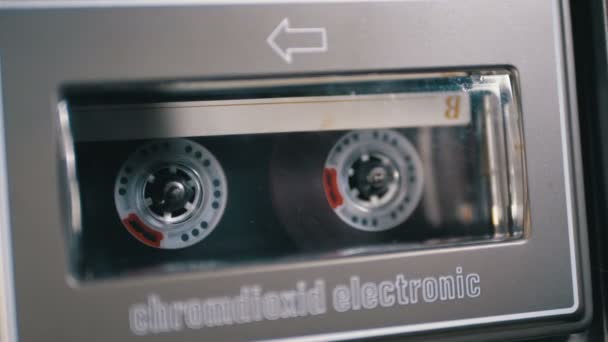 Cassette audio vintage dans le magnétophone Lecture et rotation — Video