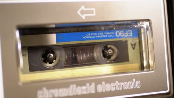 Audiocassette in de bandrecorder afspelen en roteren. — Stockvideo