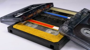 Dört ses kasetleri beyaz arka plan üzerinde döndürme