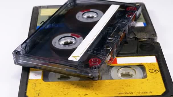 Obrócić trzy kasety Audio Vintage na białym tle — Wideo stockowe