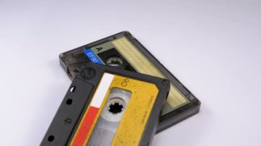 İki ses kasetleri beyaz arka plan üzerinde döndürme