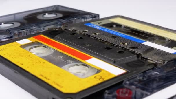 Quattro cassette audio ruotano su sfondo bianco — Video Stock
