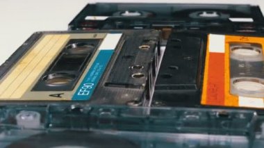 Dört ses kasetleri beyaz arka plan üzerinde döndürme