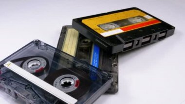 Beyaz arka plan üzerinde üç Vintage ses kasetleri döndürmek