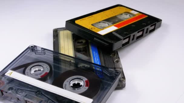 Tre cassette audio vintage ruotano su sfondo bianco — Video Stock