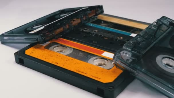 Quatre cassettes audio tournent sur fond blanc — Video