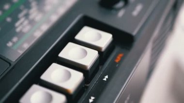 Kayıttan yürütme denetimi düğmeleri bir Retro radyo alıcısı