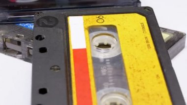Beyaz arka plan üzerinde üç Vintage ses kasetleri döndürmek