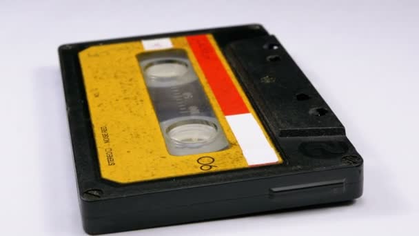オーディオ ・ カセット テープは、白い背景の上回転します。 — ストック動画