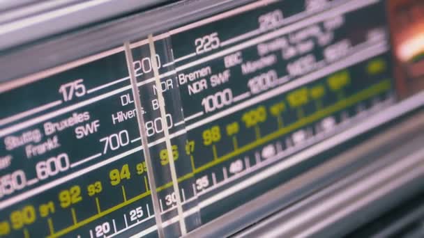 Tuning analoge wijzerplaat radiofrequentie op schaal van de Vintage ontvanger — Stockvideo