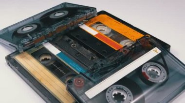 Dört ses kasetleri beyaz arka plan üzerinde döndürme