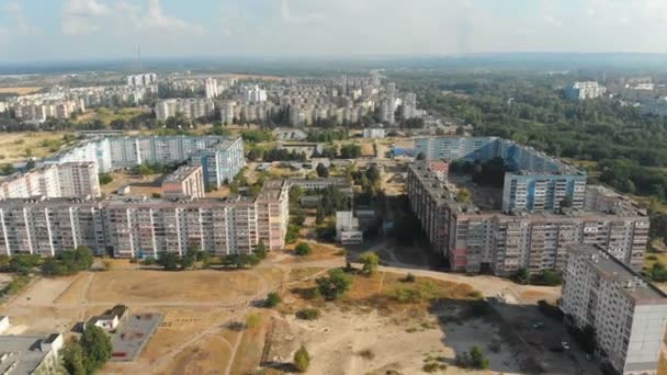 Letecký pohled na obytných vícepodlažních budov ve městě — Stock video