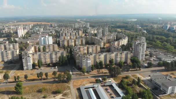 Vista aérea de edificios residenciales de varios pisos en la ciudad — Vídeos de Stock