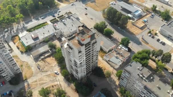 Letecký pohled na obytných vícepodlažních budov ve městě — Stock video
