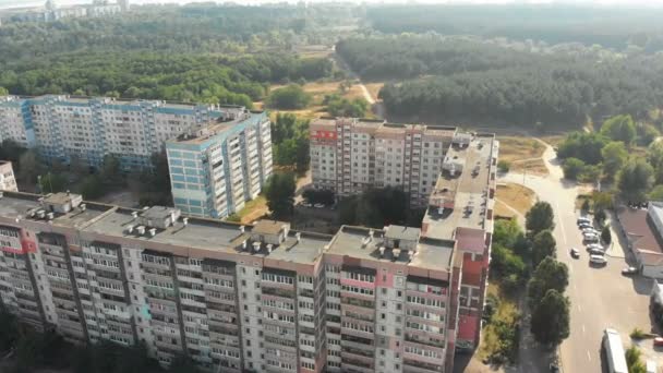 Vista aérea dos edifícios residenciais de vários andares da cidade — Vídeo de Stock