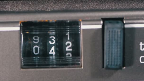 El contador del casete de audio en la grabadora de la cubierta de la cinta está girando — Vídeos de Stock