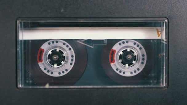 Ljudkassett sätts in däck ljud bandspelare spelar och roterar — Stockvideo