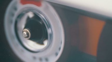 Teypteki kaset çalar ve döndürür..