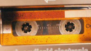Kayıt cihazı oynarken vintage sarı ses kaset ve döner
