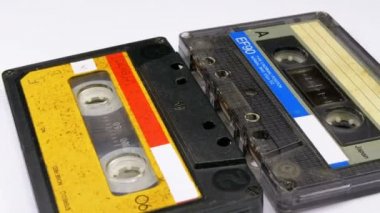 İki ses kasetleri beyaz arka plan üzerinde döndürme