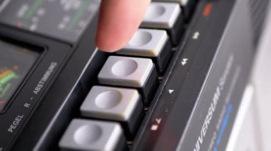 Oynat düğmesini bir Vintage teyp bastırıyor. Transistör retro radyo.