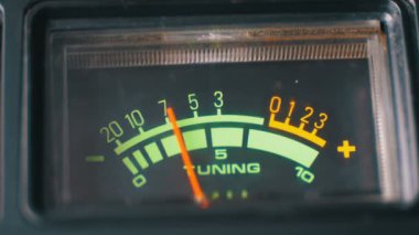 Ok ile analog sinyal göstergesi. Desibel cinsinden ses sinyal metre.