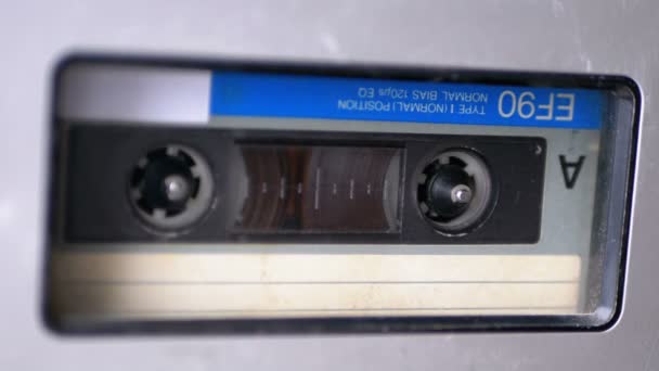 Tonband. Vintage-Tonbandgerät spielt darin eingelegte Audiokassette ab — Stockvideo