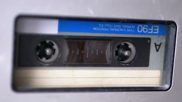 Audio-Tape. Vintage Tape Recorder speelt Audio Cassette daarin ingevoegd — Stockvideo